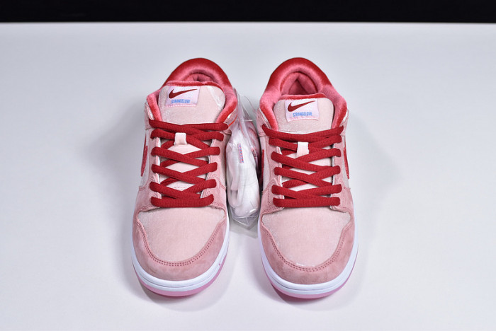 nike sb dunk low strangelove skateboards ct2552-800