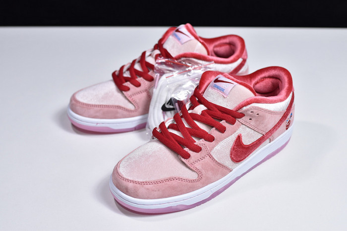 nike sb dunk low strangelove skateboards ct2552-800