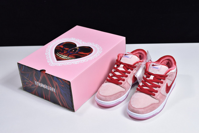 nike sb dunk low strangelove skateboards ct2552-800