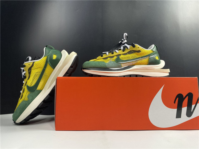 nike vaporwaffle sacai tour yellow stadium green cv1363-700