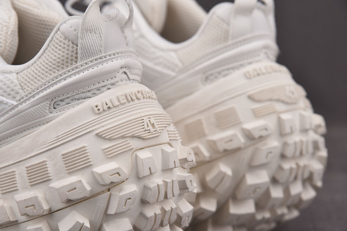 Ba*len*cia*ga defender white