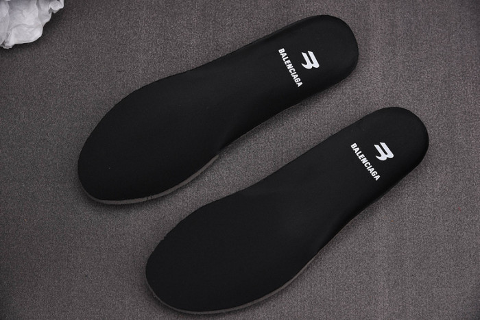 Ba*len*cia*ga defender black